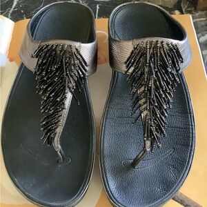 Fitflop silver metallic cha cha wedge heel thong sandals size 9
